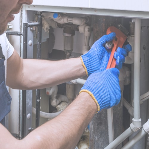 Image of a technician doing maintenance thanks to an alert